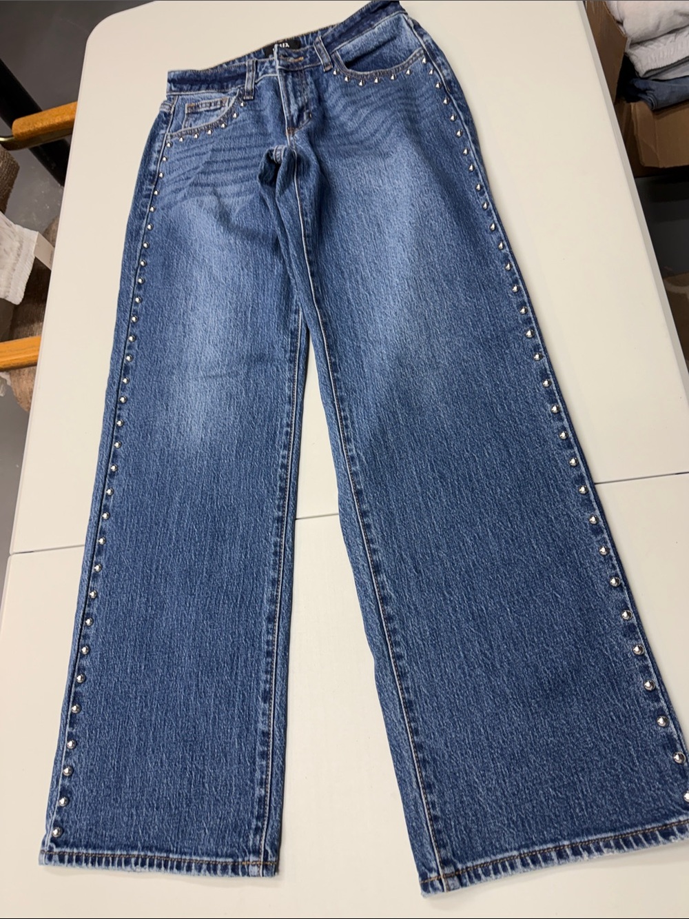 Women's Medium Blue Straight Leg Jeans with Side Stud Detail🌻